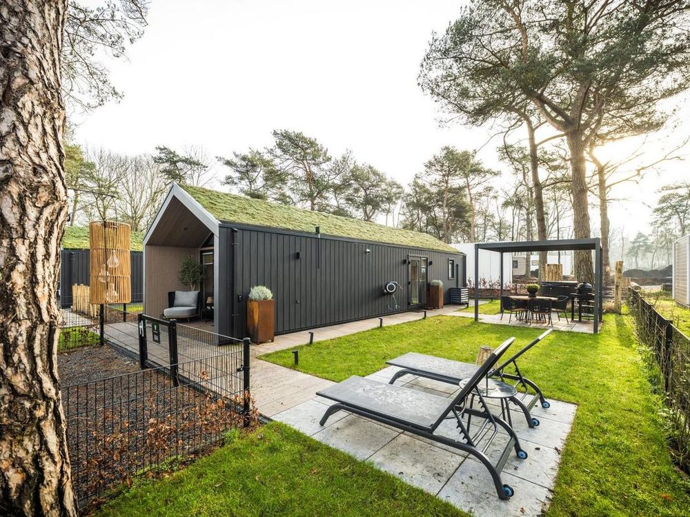 Luchtfoto van een recreatiepark met woningen rond een waterpartij
